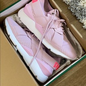 NIB pink Puma Sneakers 👟